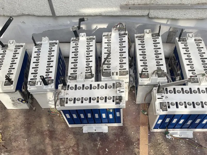 8 battery, in 10 kw packs, total 20 kw